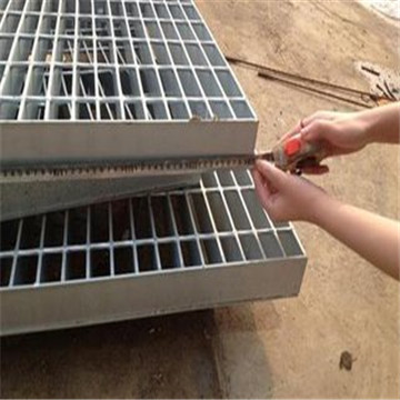  镀锌钢格栅在沟盖踏步应用中扁钢方向